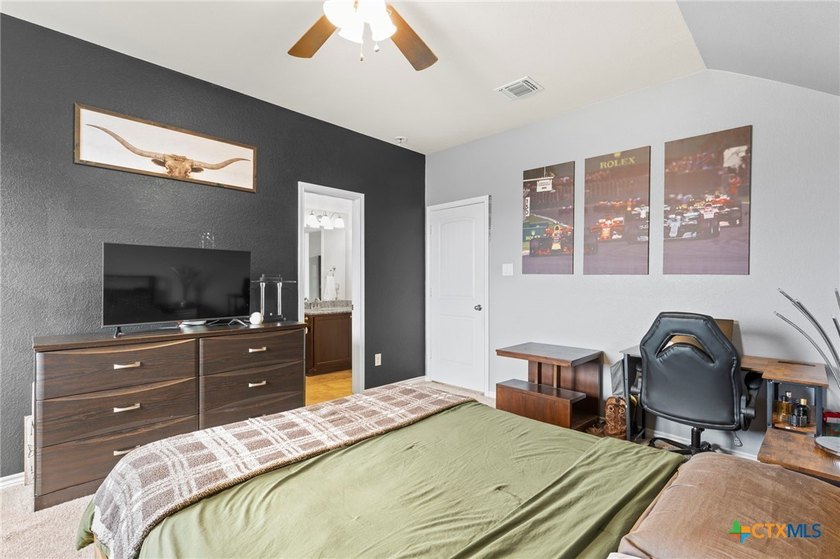 Welcome to this spacious 5-bedroom, 3.5-bath, two-story home - photo 31