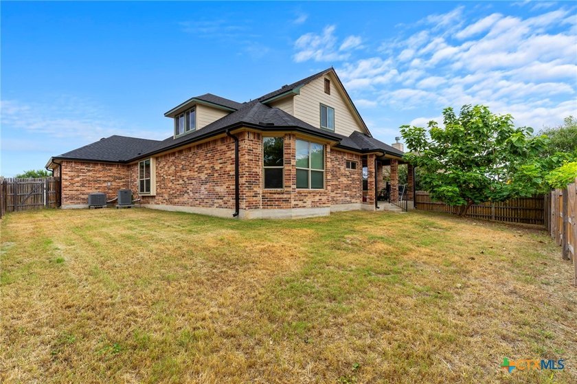 Welcome to this spacious 5-bedroom, 3.5-bath, two-story home - photo 32