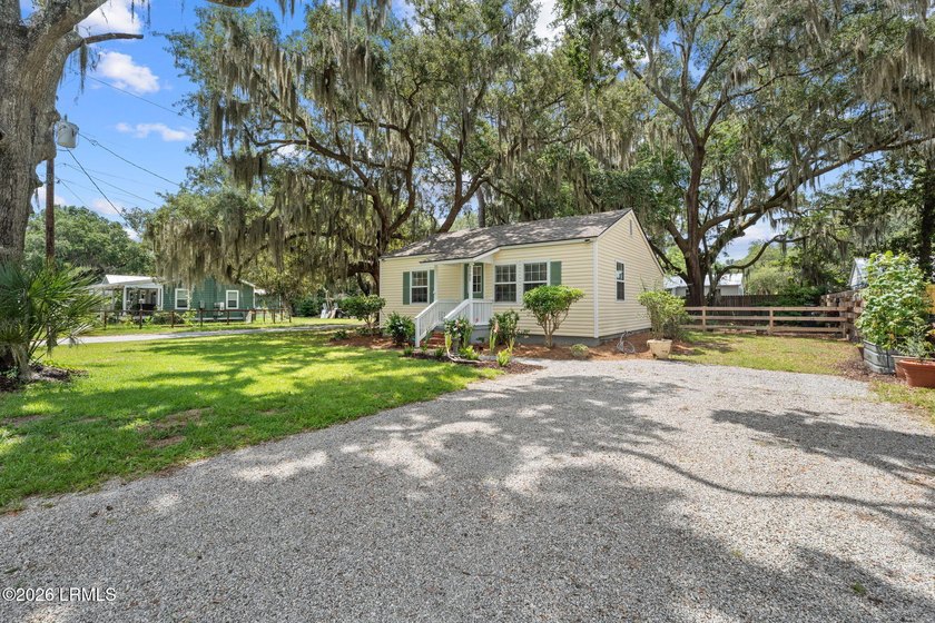 Move-in ready in highly desirable Pigeon Point! This charming - photo 3