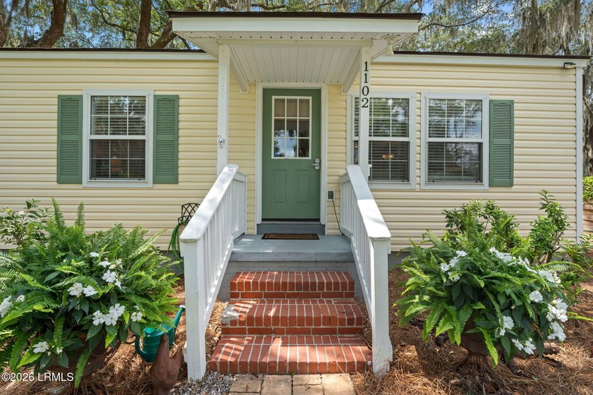 Move-in ready in highly desirable Pigeon Point! This charming - photo 4