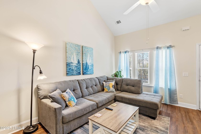Like-new, beautifully furnished corner townhouse offering 3 - photo 2