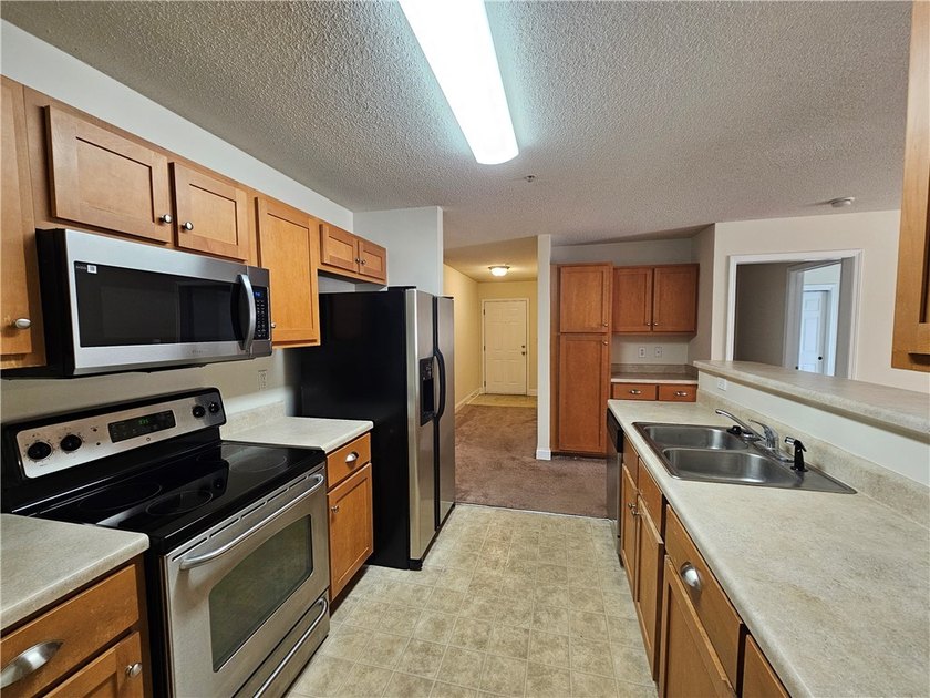 Welcome to Overlook on Lake Hartwell! This 3 bed, 3 bath - photo 2
