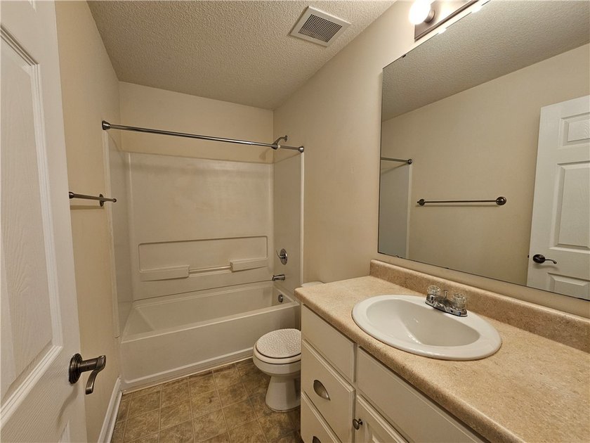 Welcome to Overlook on Lake Hartwell! This 3 bed, 3 bath - photo 8