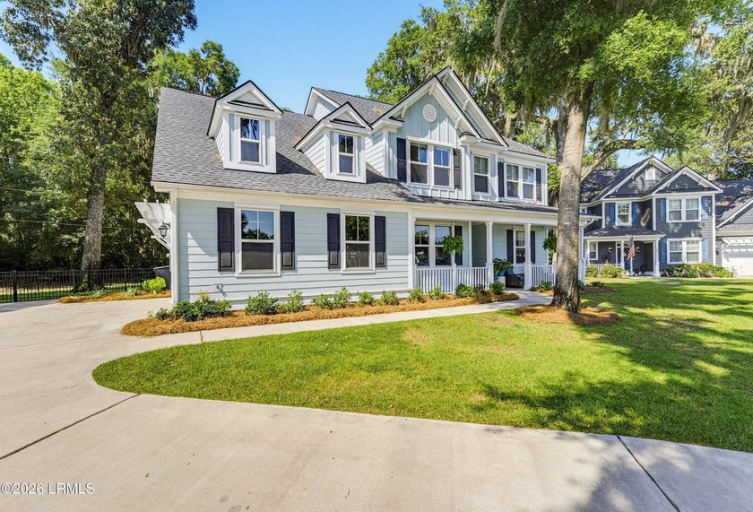 Beautifully set on a private, wooded lot in the sought-after - photo 4