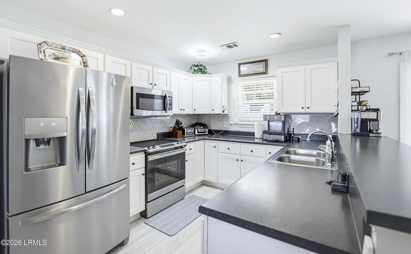 MAJOR PRICE REDUCTION! This home has been remodeled and updated - photo 8