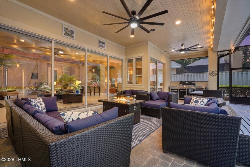Beautifully maintained Berkeley Hall townhome offering elegant - photo 3