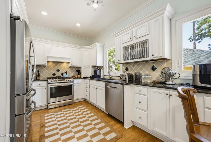 Beautiful Battery Point home with double porches and excellent - photo 10