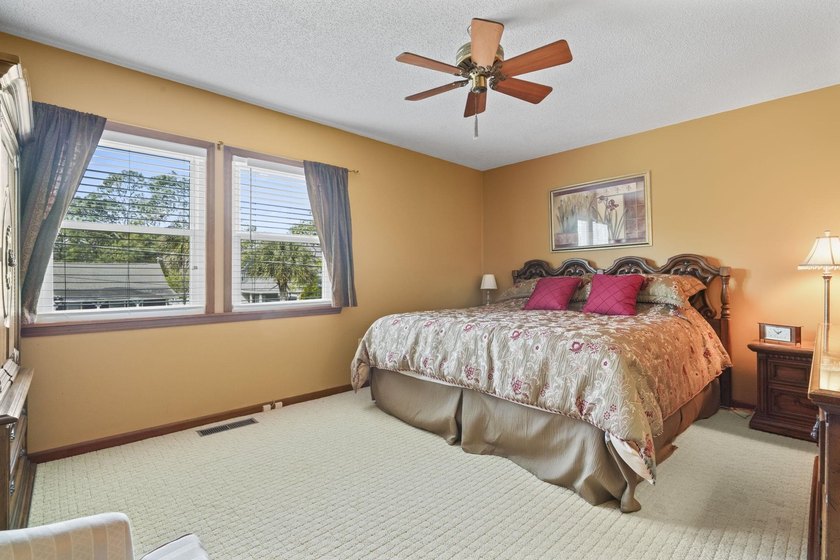 This is a beautifully maintained and updated 3 bed 2 bath home - photo 34