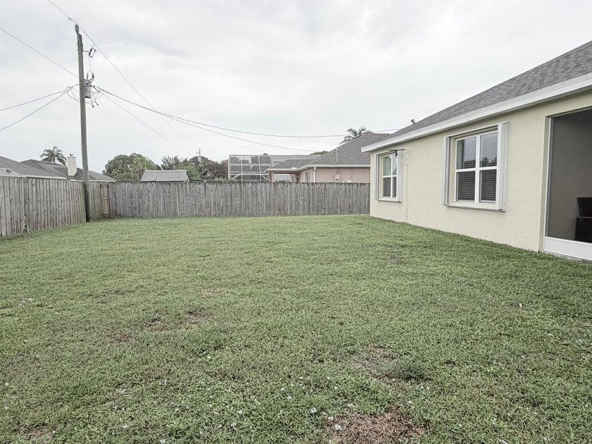 Welcome to this very well kept four-bedroom, two-bathroom - photo 37