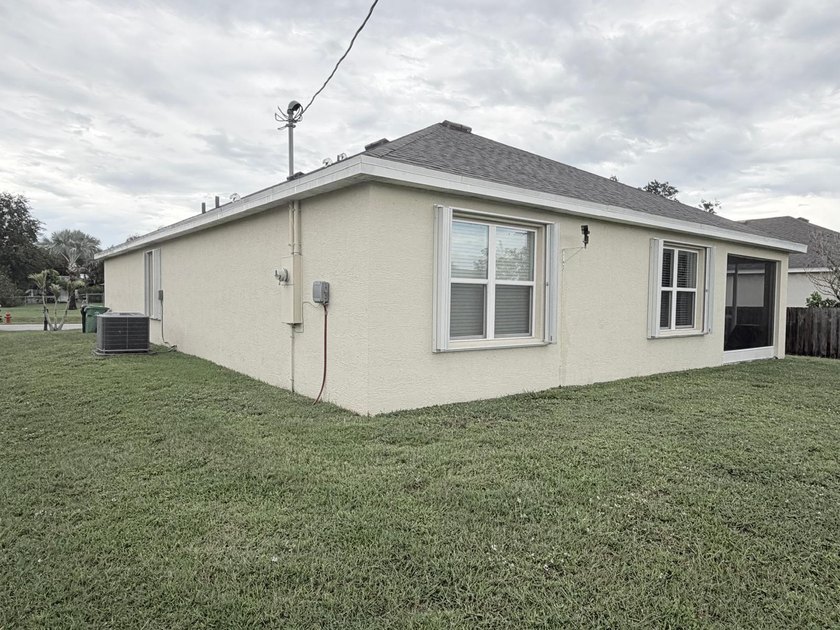 Welcome to this very well kept four-bedroom, two-bathroom - photo 38