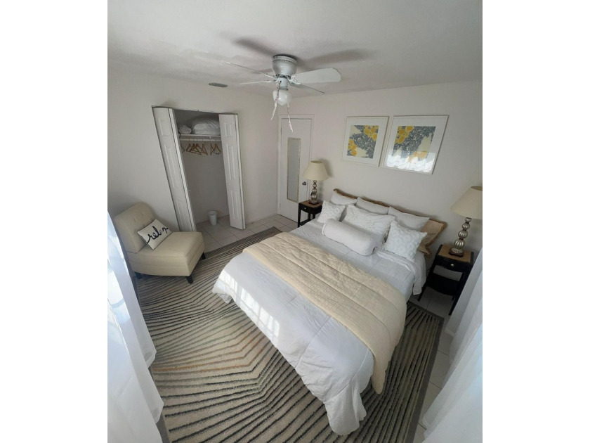 Welcome to this waterfront single-story residence in the Kenwood - photo 11