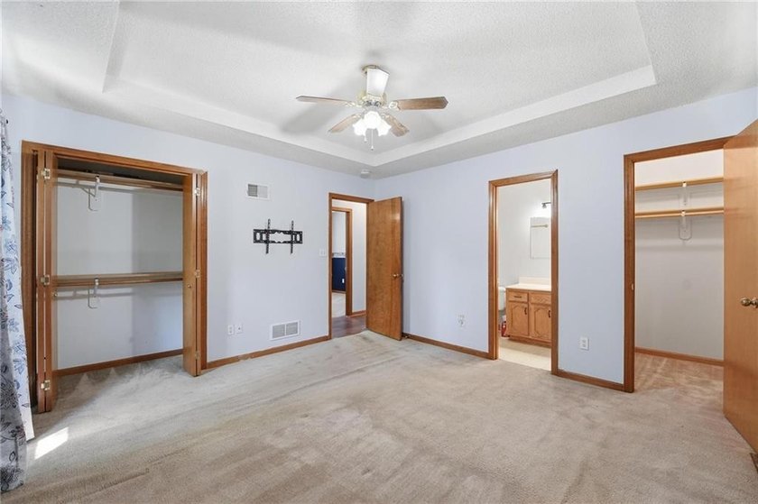 Welcome home to this beautifully maintained front to back split - photo 31