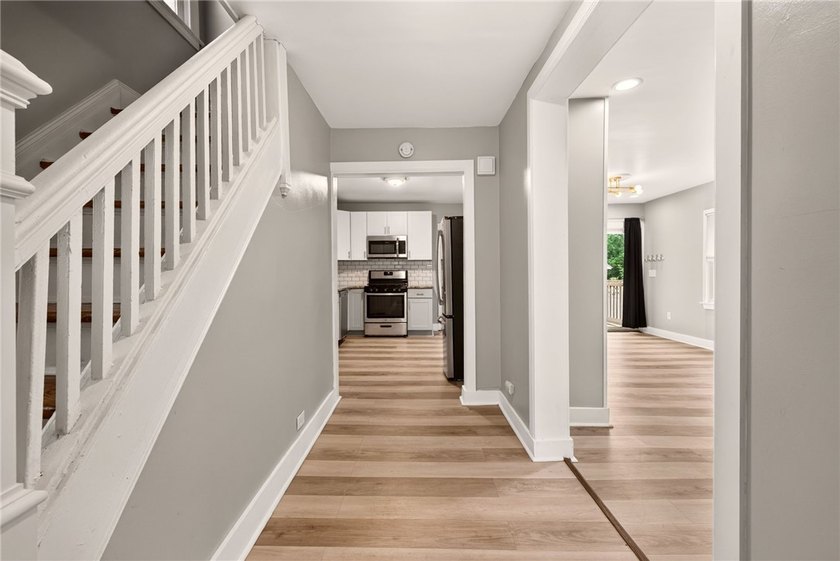 Prepare to be impressed by this spacious 3-bedroom, 2 full bath - photo 4