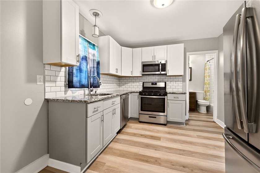 Prepare to be impressed by this spacious 3-bedroom, 2 full bath - photo 9