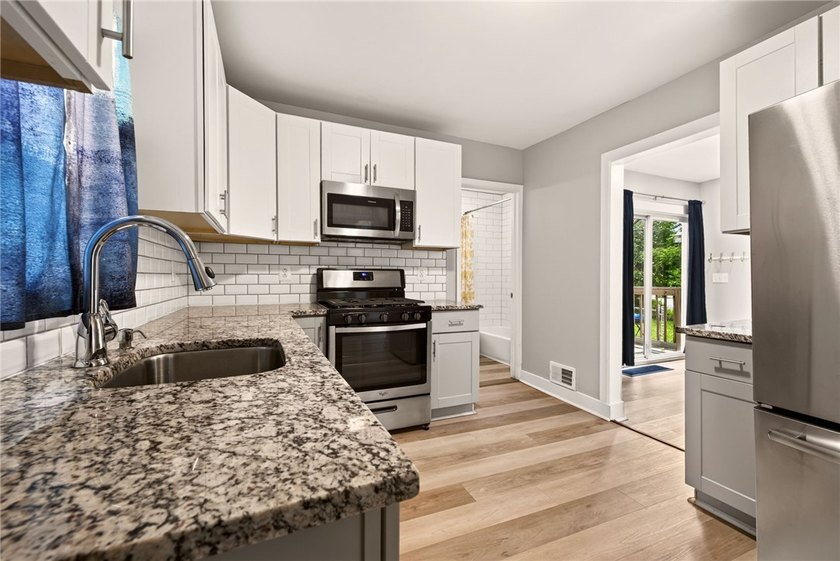 Prepare to be impressed by this spacious 3-bedroom, 2 full bath - photo 10