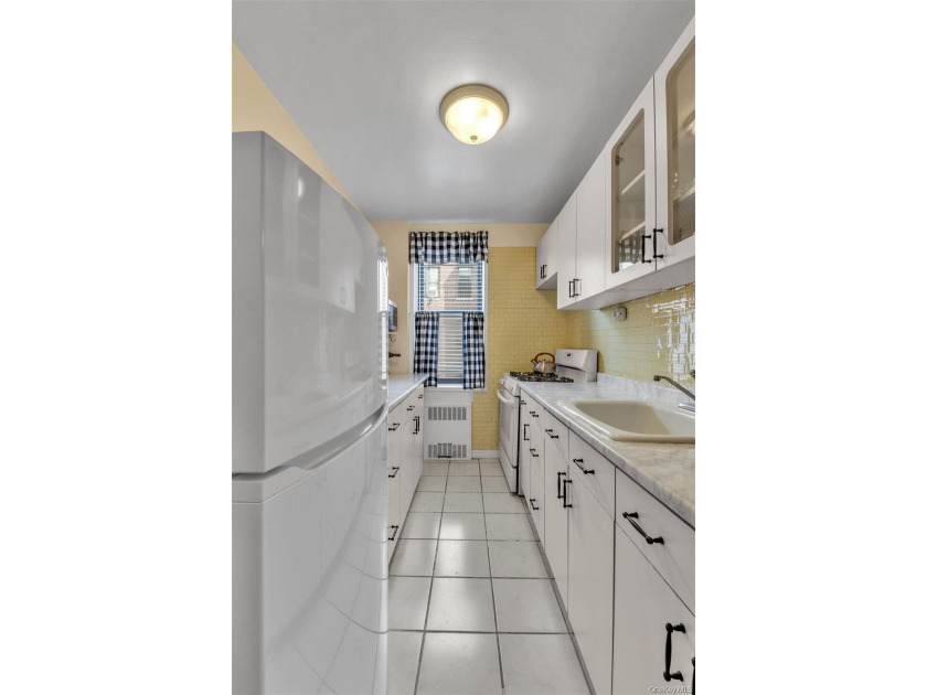 Welcome to this exceptional 2-bedroom, 1.5-bathroom coop located - photo 8