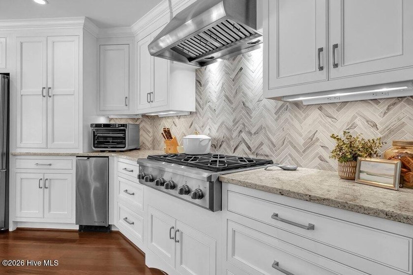 This coastal-designed 4 BR, 3.5 bath residence is a perfect home - photo 14
