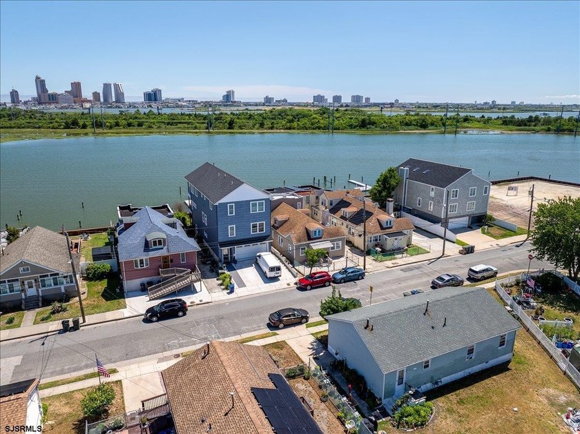 Turnkey waterfront investment opportunity! This fully renovated - photo 22