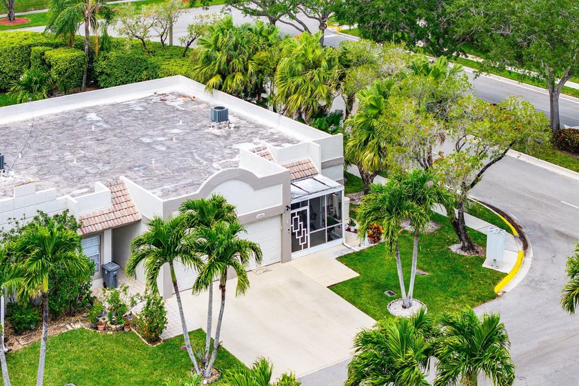 Tucked away as a private end-unit in desirable Town Villas, this - photo 33