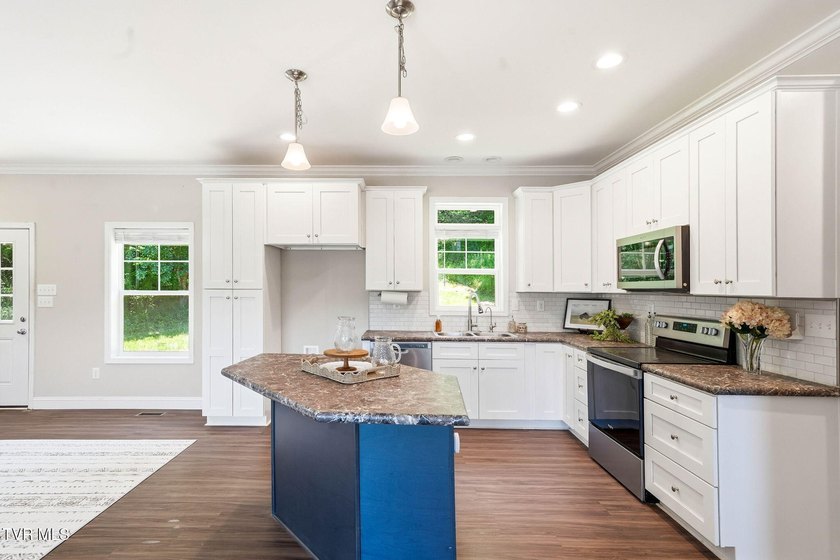 Modern Oasis With Stunning Mountain Views Built in 2021, this - photo 7
