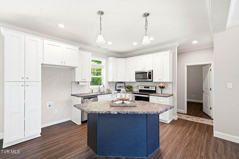 Modern Oasis With Stunning Mountain Views Built in 2021, this - photo 8