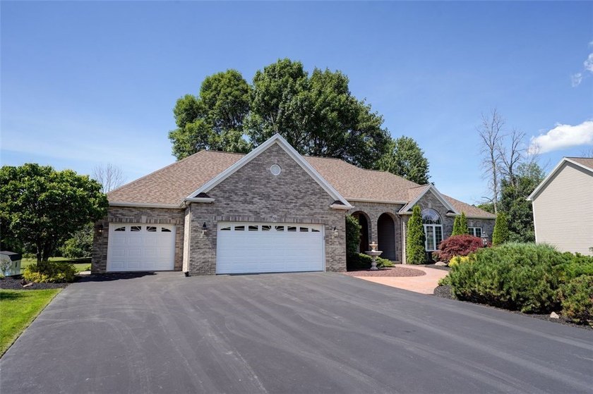 Impeccably maintained and thoughtfully designed, this spacious - photo 3