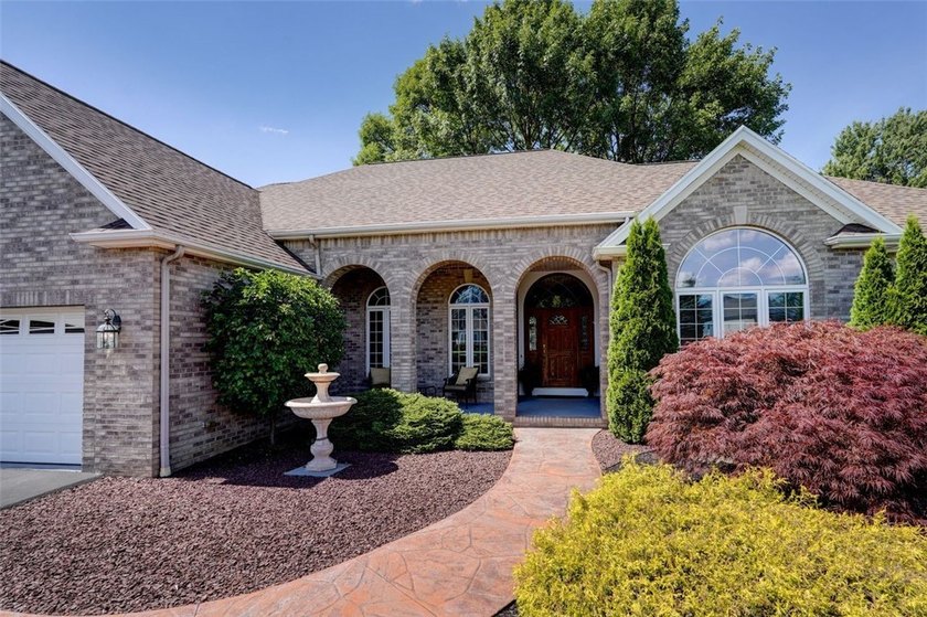 Impeccably maintained and thoughtfully designed, this spacious - photo 4