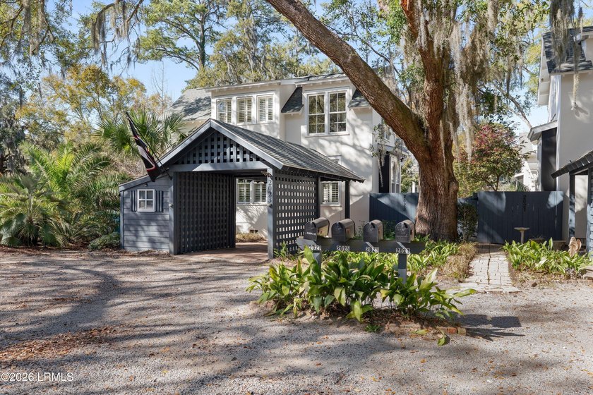 Set within Old Shell Point, this residence has been thoughtfully - photo 6