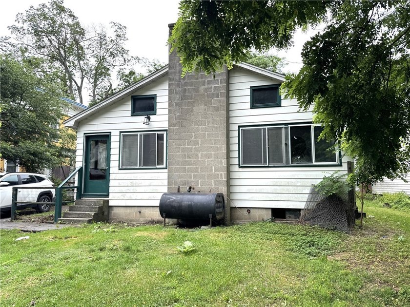 Calling all investors! Ripe for flipping. ----- Solid home with - photo 5