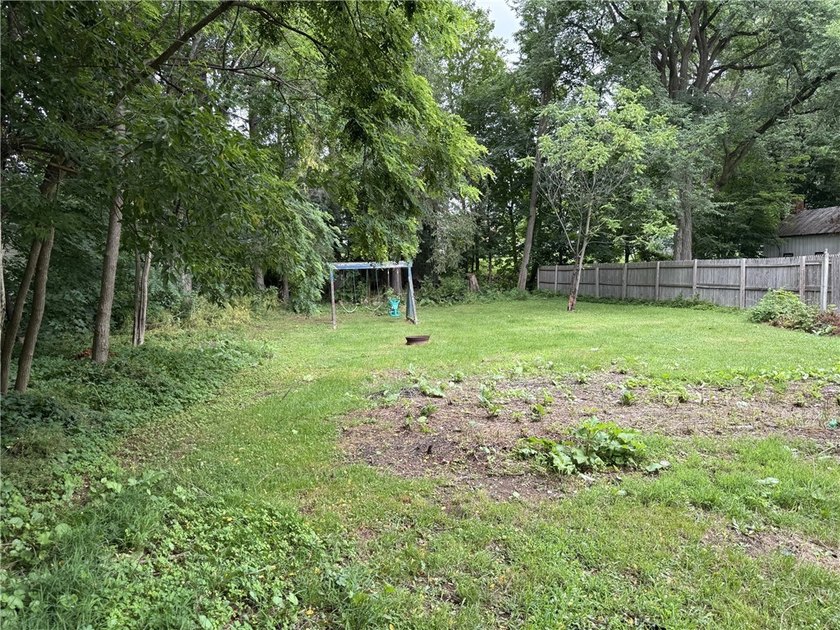 Calling all investors! Ripe for flipping. ----- Solid home with - photo 6