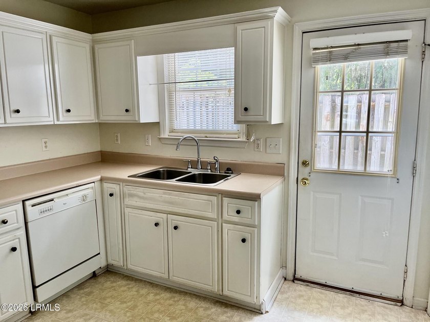 THIS IS ONE SWEET PROPERTY IN A TOP NOTCH LOCATION. PERFECT AS A - photo 9