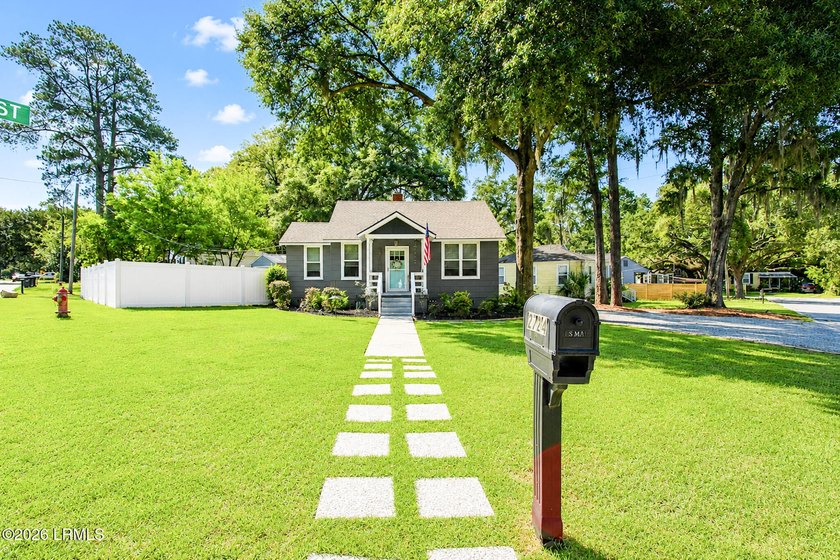 Downtown Beaufort Charm Meets Modern Luxury. Step into a - photo 3