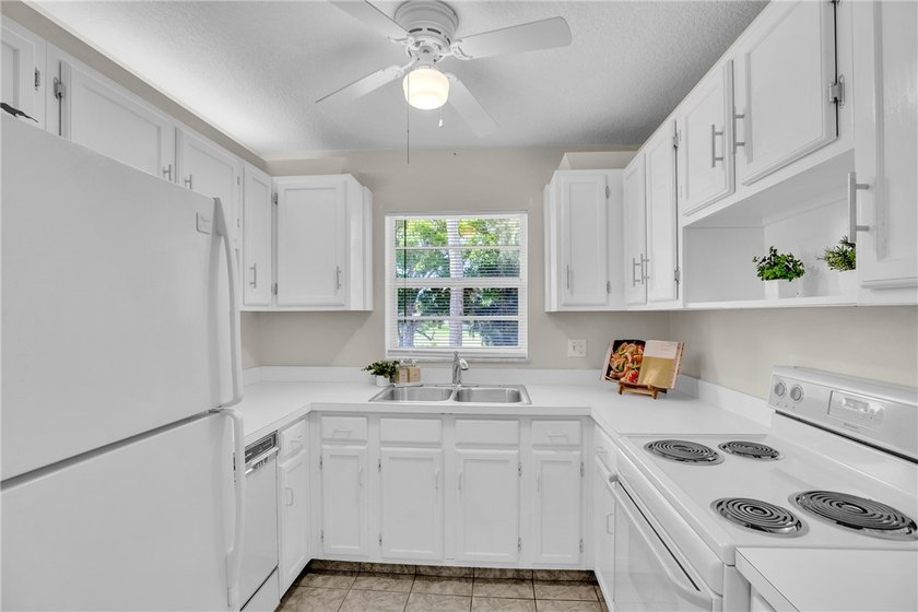 Popular B floor plan end unit in Vista Royale, a vibrant 55+ - photo 3