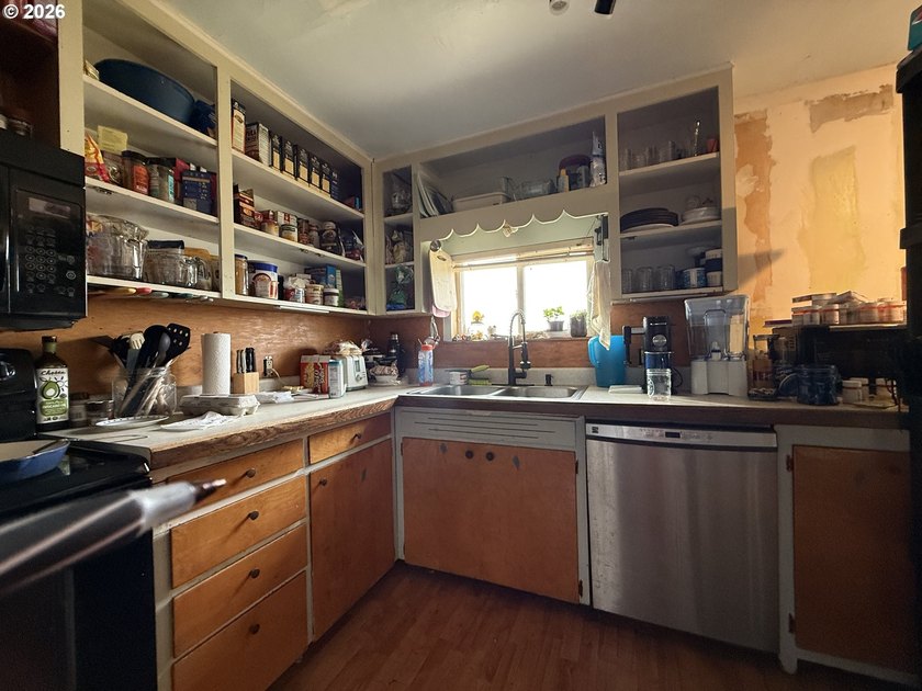 Rare Brookings Investment Opportunity! Two detached homes on one - photo 7