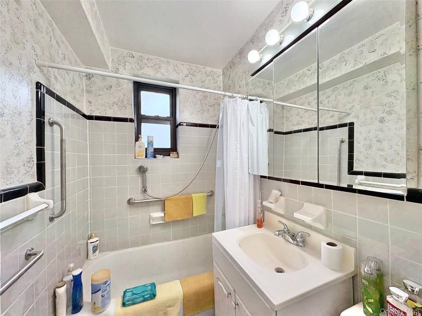 Spacious one-bedroom, one-bathroom co-op apartment located on - photo 11