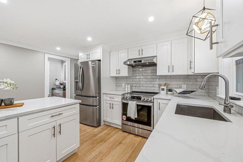 Welcome to this beautifully newly renovated lakeview home in one - photo 12