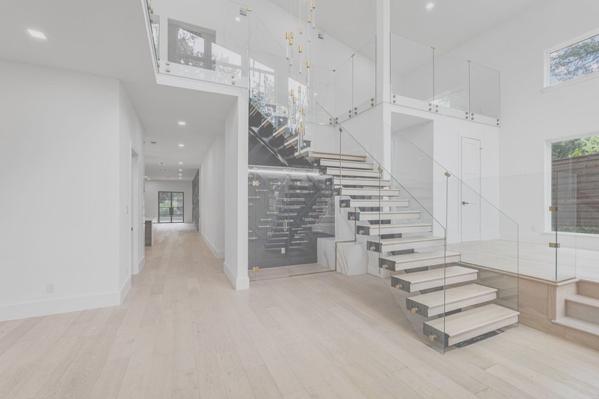 Luxury and comfort blend effortlessly in this exceptional - photo 3