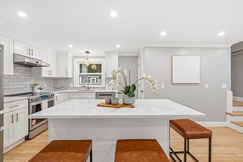 Welcome to this beautifully newly renovated lakeview home in one - photo 14