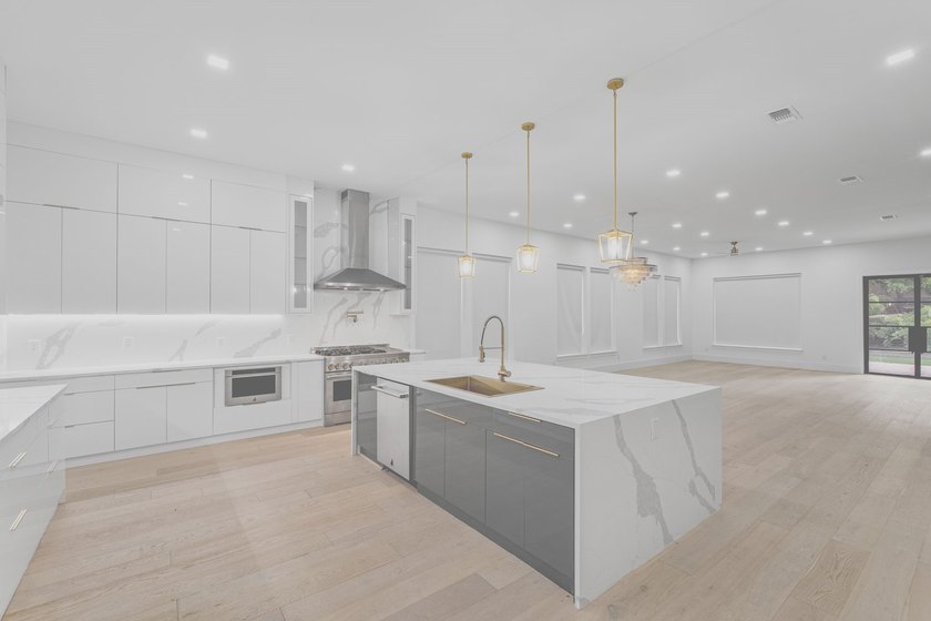 Luxury and comfort blend effortlessly in this exceptional - photo 4