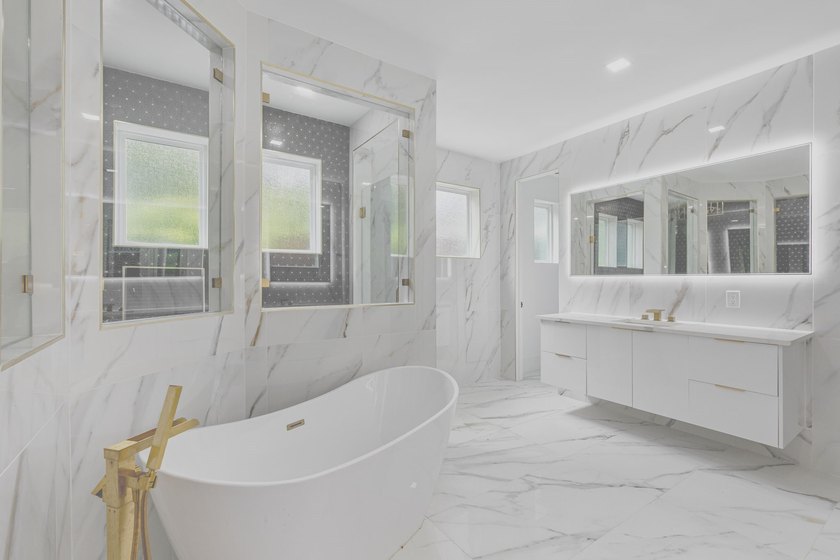 Luxury and comfort blend effortlessly in this exceptional - photo 6