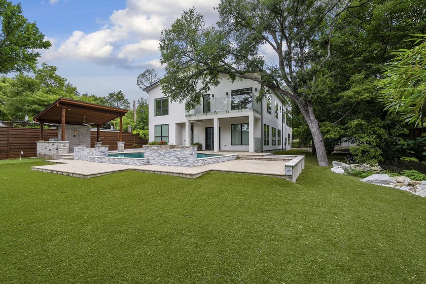 Luxury and comfort blend effortlessly in this exceptional - photo 8