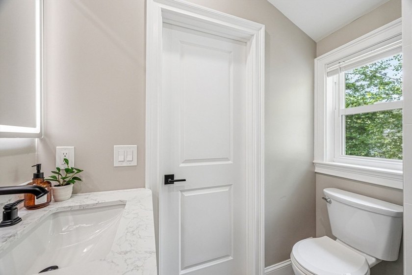 Welcome to this beautifully newly renovated lakeview home in one - photo 31