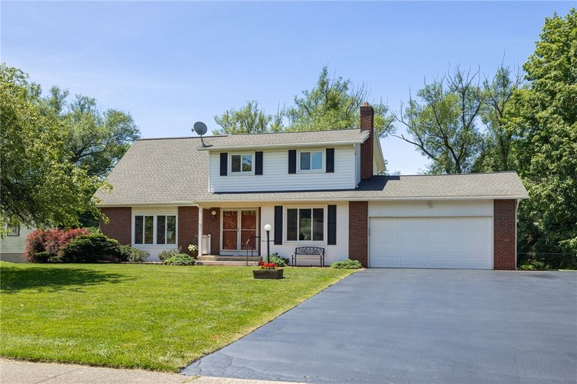 Welcome to 189 Sherri Ann Lane, a beautifully maintained 4 - photo 2