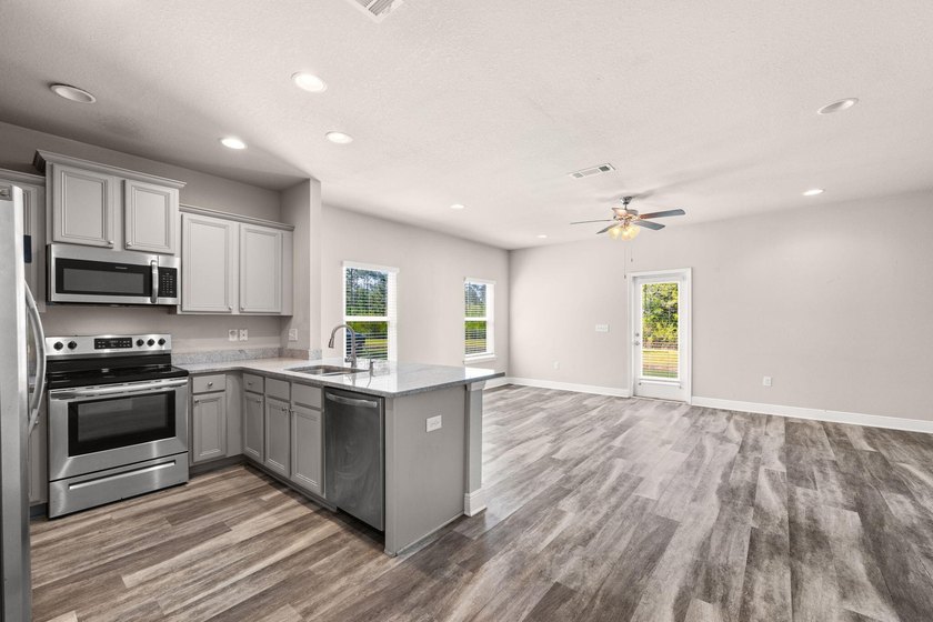 Welcome to effortless coastal living in the heart of Santa Rosa - photo 7