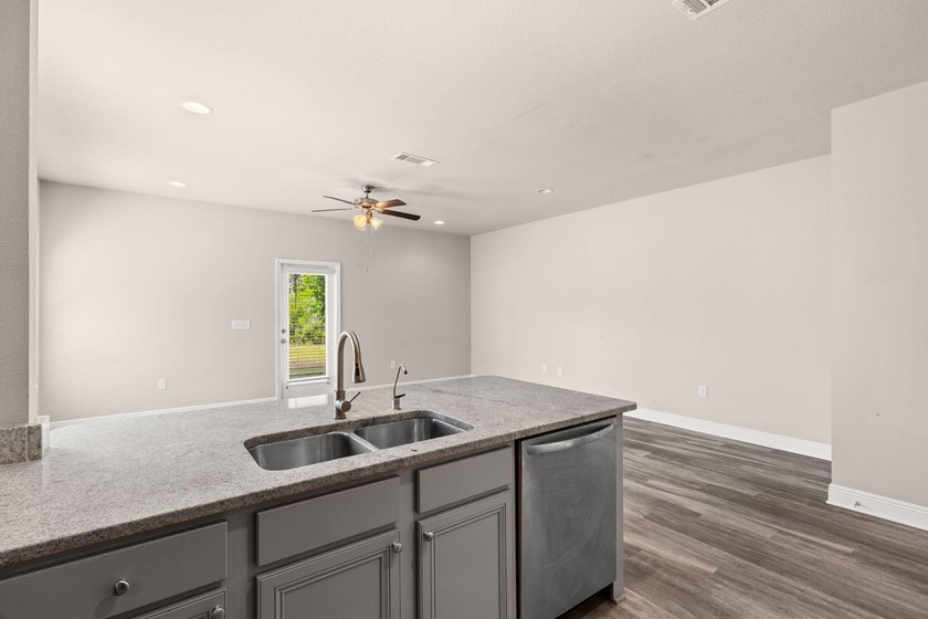 Welcome to effortless coastal living in the heart of Santa Rosa - photo 9