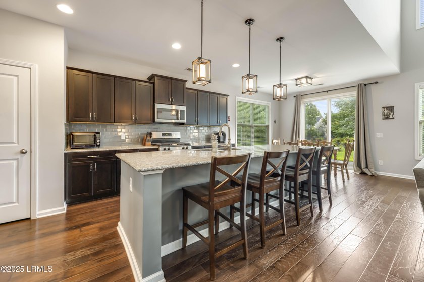 Beautifully maintained and move-in ready, this 4 BR, 3.5 BA - photo 4