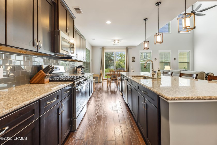 Beautifully maintained and move-in ready, this 4 BR, 3.5 BA - photo 5