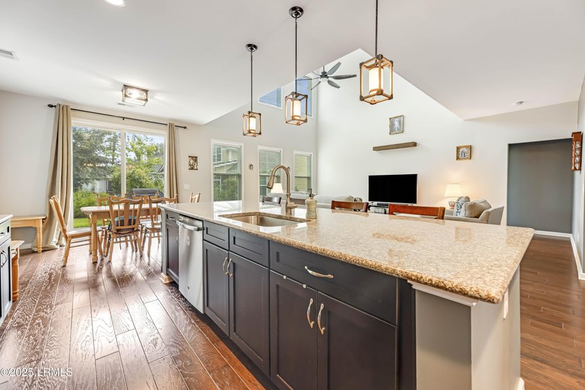 Beautifully maintained and move-in ready, this 4 BR, 3.5 BA - photo 6