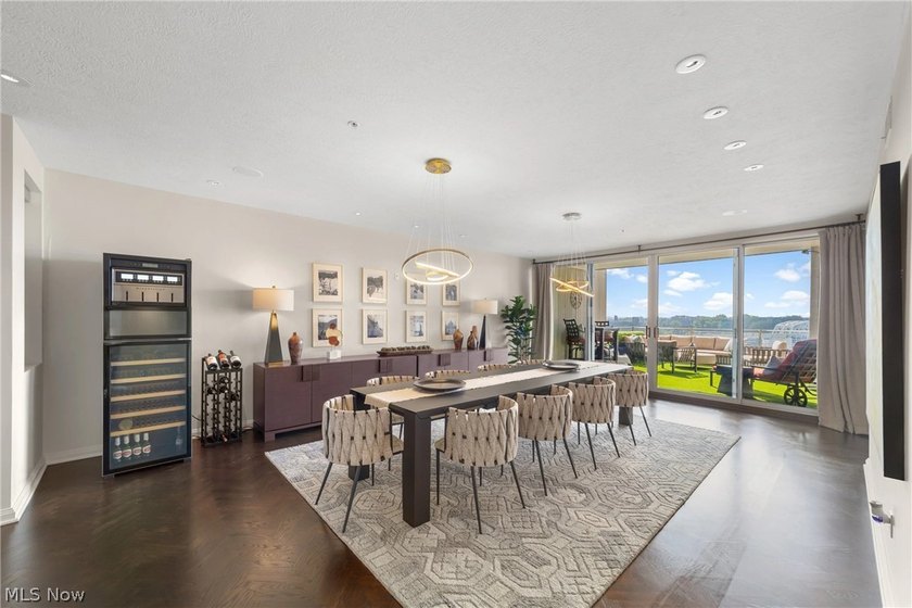 Panoramic views, a private rooftop and terrace, a rare private - photo 6