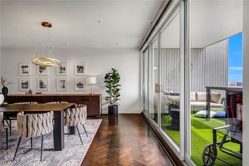 Panoramic views, a private rooftop and terrace, a rare private - photo 7